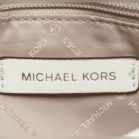 Elegant Michael Kors White Quilted Shoulder Bag - Picture 6 of 16